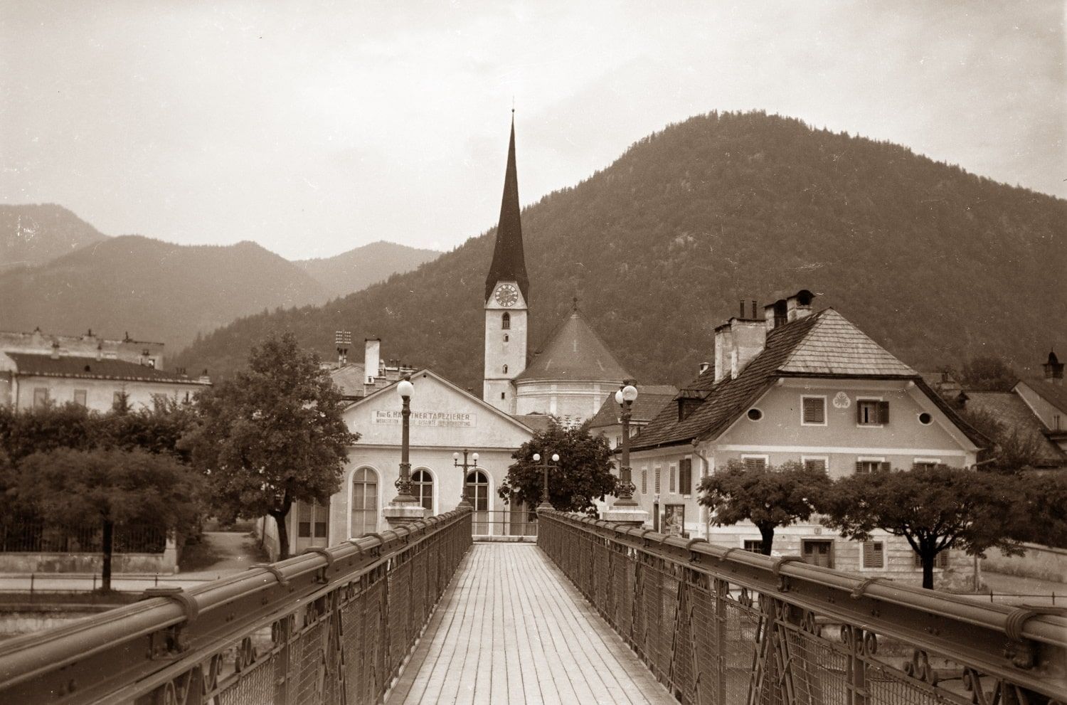 Blick auf die Stadtpfarrkirche St. Nikolaus in Bad Ischl früher