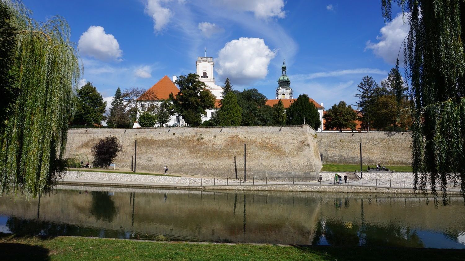 Blick auf die Stadtmauer in Györ vonder Raab-Insel aus