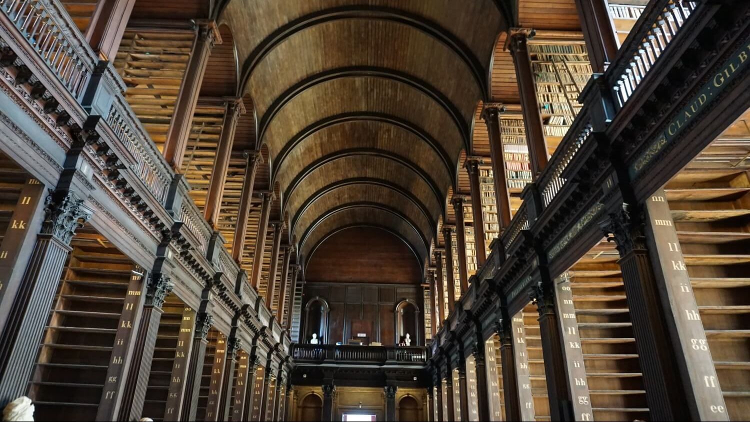Der weltberühmte Bibliothekssaal des Trinity College in Dublin. Die Bibliothek beherbergt eine Sammlung kostbarer Bücher.