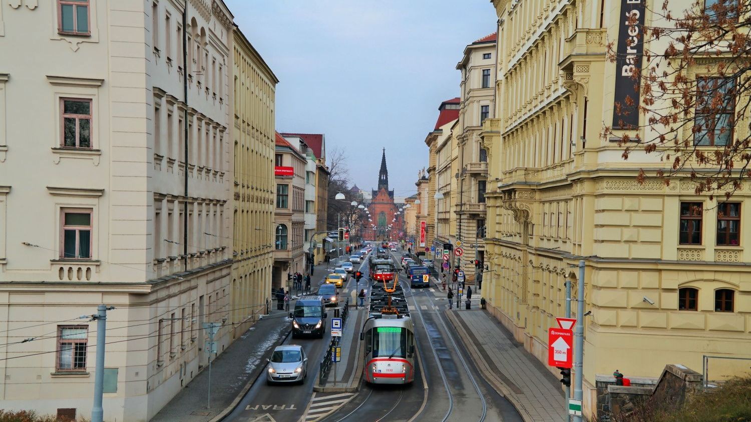 Straßenbahn in Brünn im Hintergrund eine Kirche