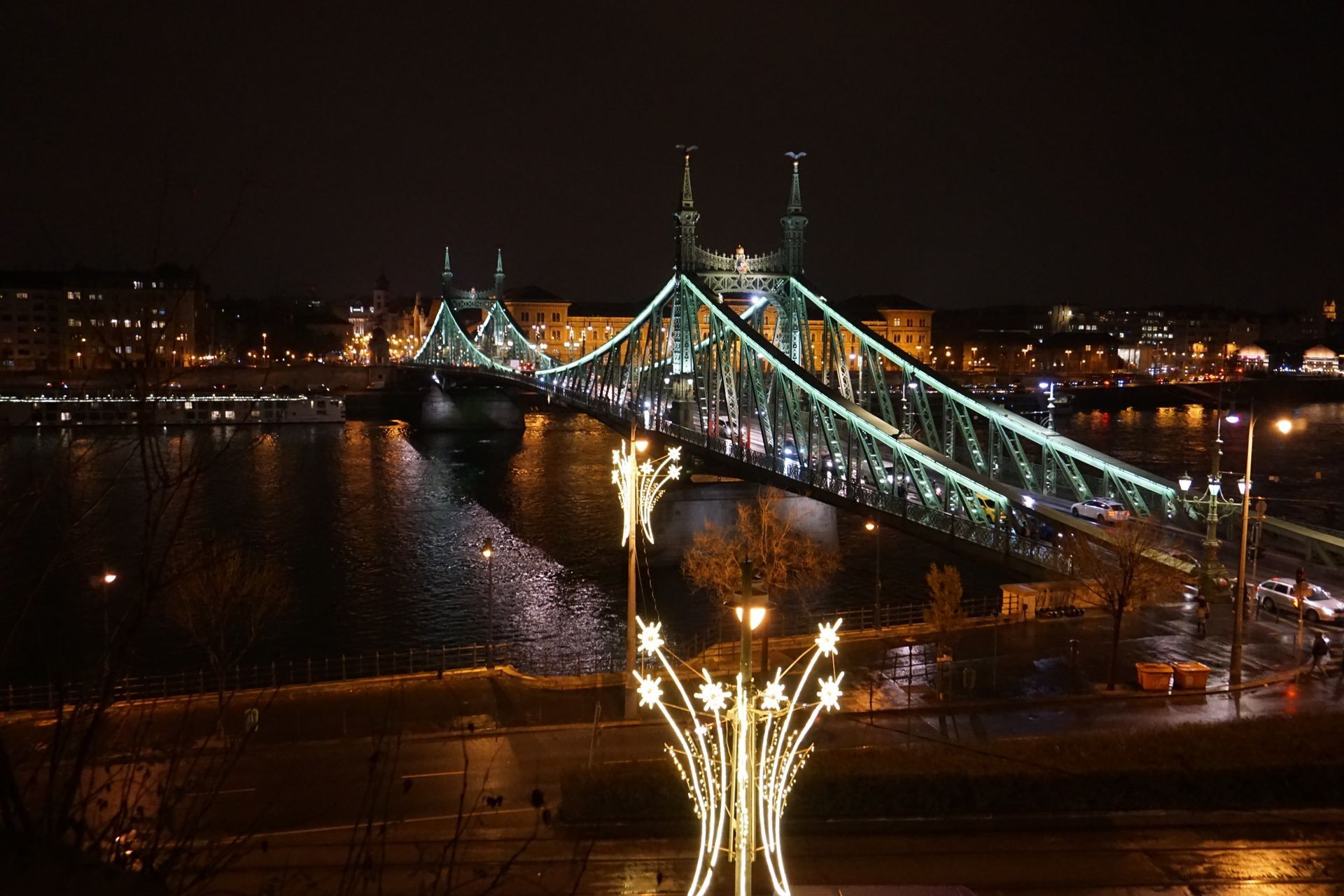 Beleuchtete Brücke in Budapest