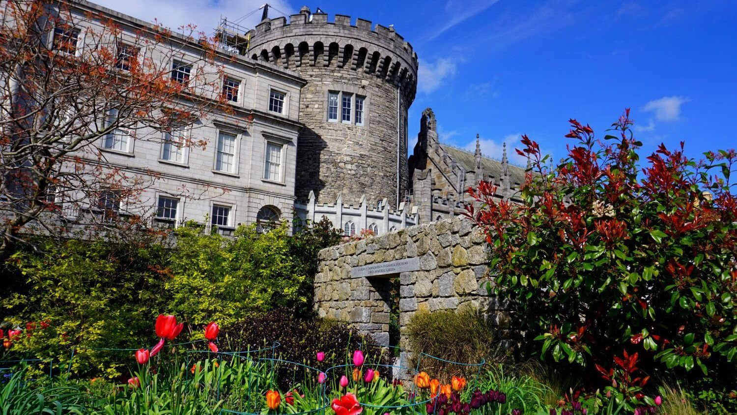 Blick auf Chapel Royal bei Dublin Castle. Der Schlossgarten blüht in prächtigen Farben.