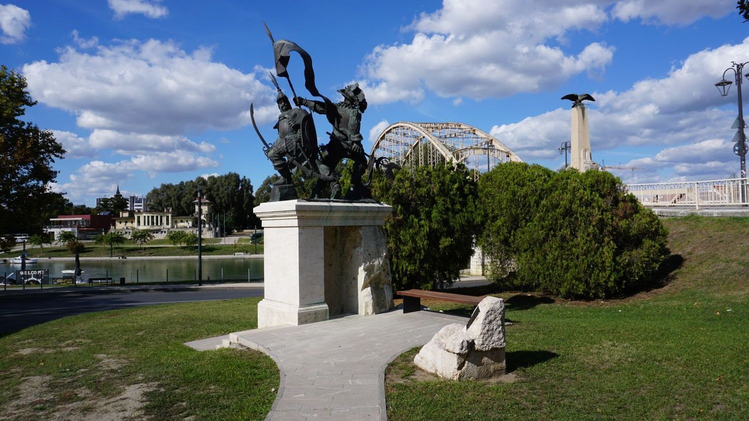 Das Pálffy-Schwarzenberg-Denkmal mit der Kossuth-Brücke im Hintergrund