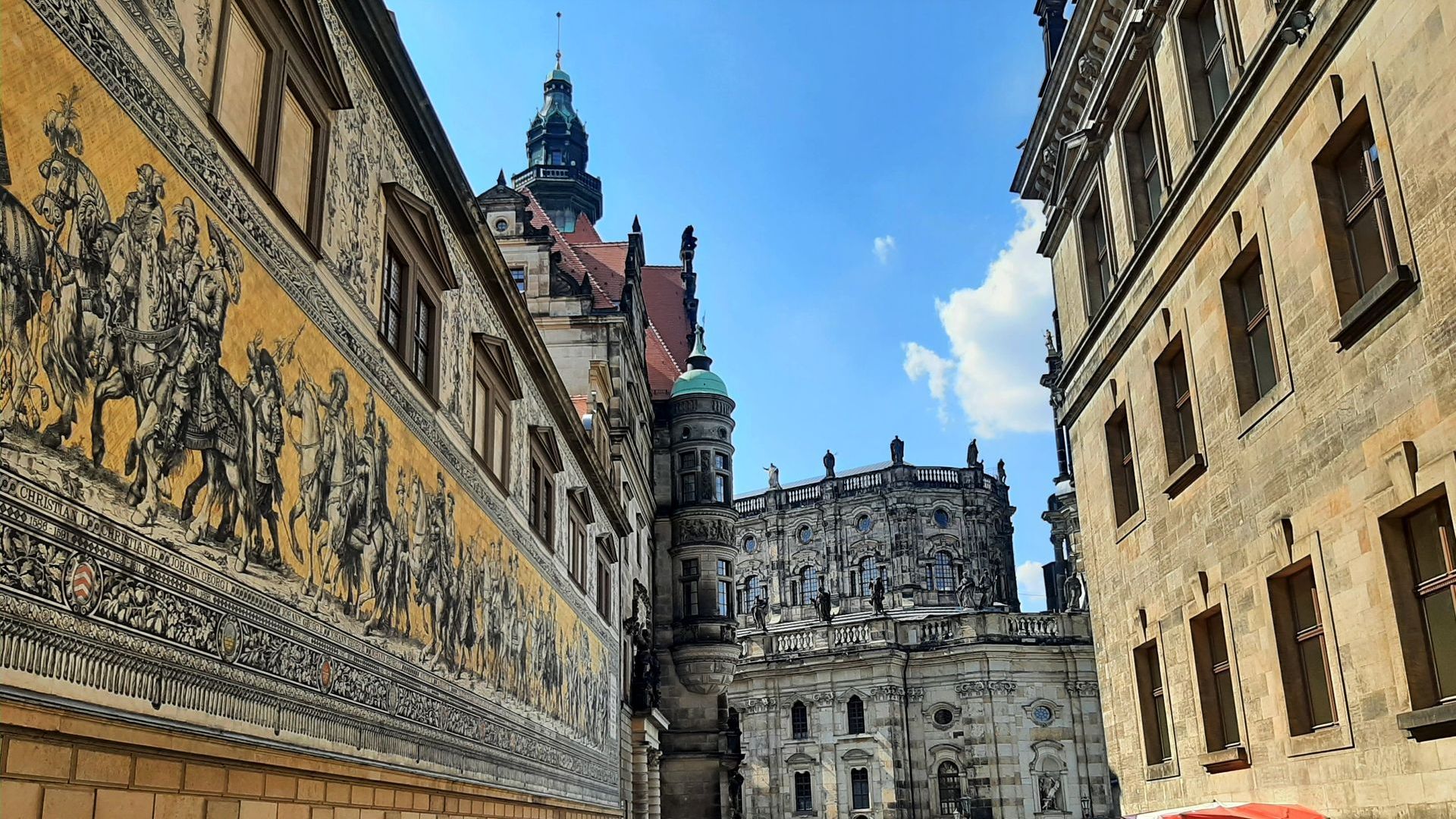 Fürstenzug mit Residenzschloss im Hintergrund in Dresden