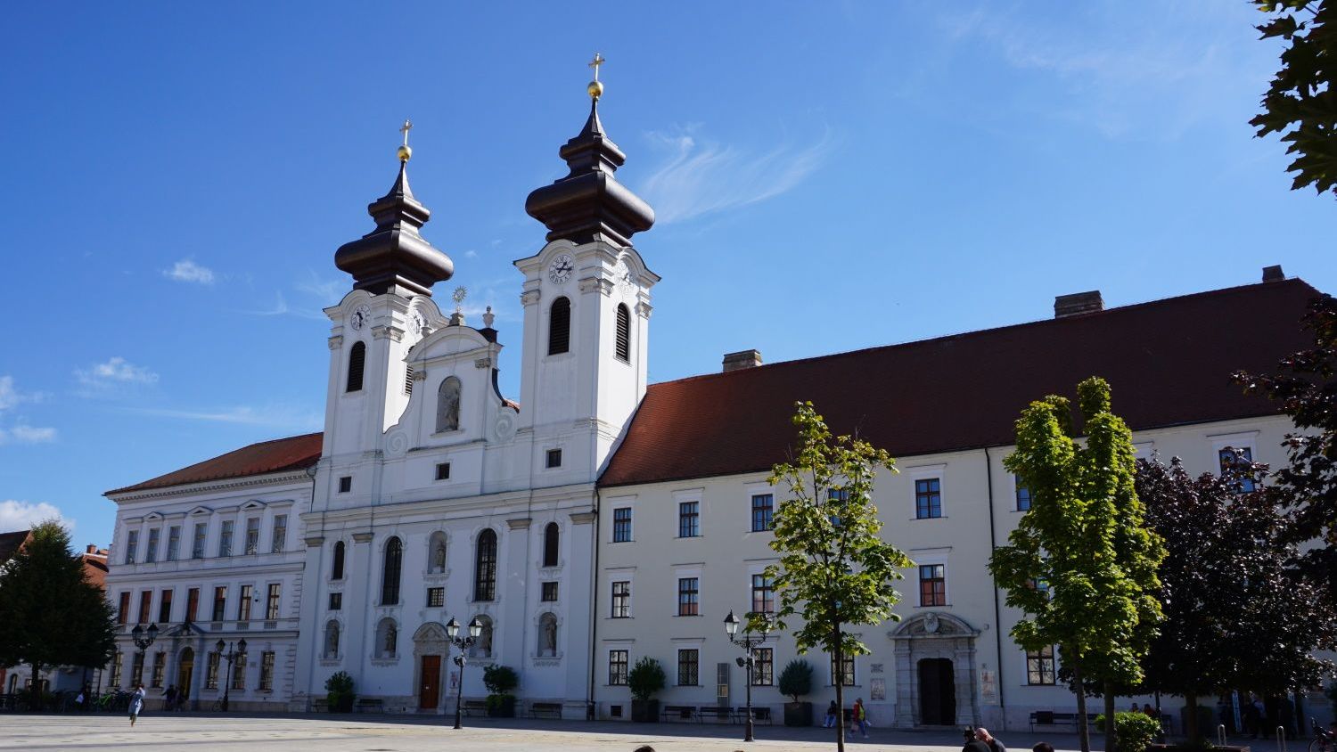 Jesuiten-Kirche am Szécheny-Platz in Györ bei klarem Himmel