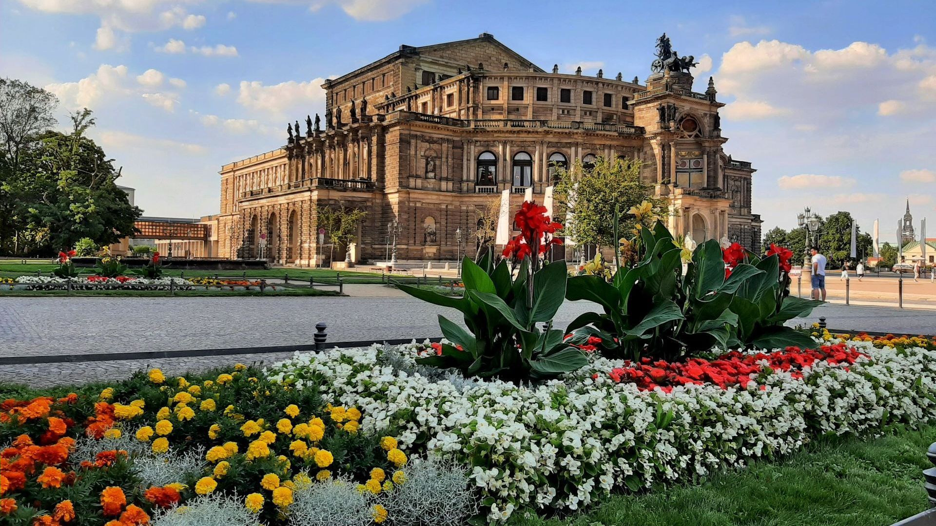 Theaterplatz mit Semperoper im Hintergrund