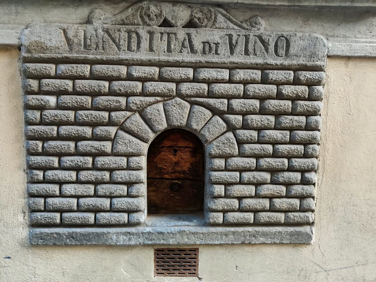 A stone wine window (