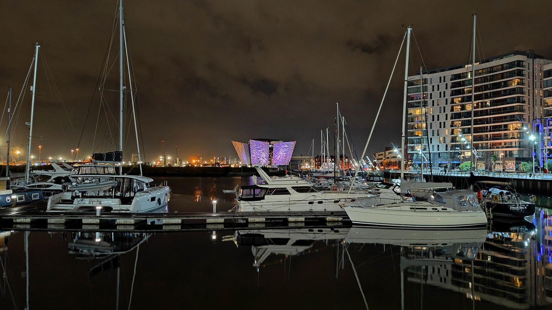 Belfast Hafen vor dem Titanic Museum Panorama