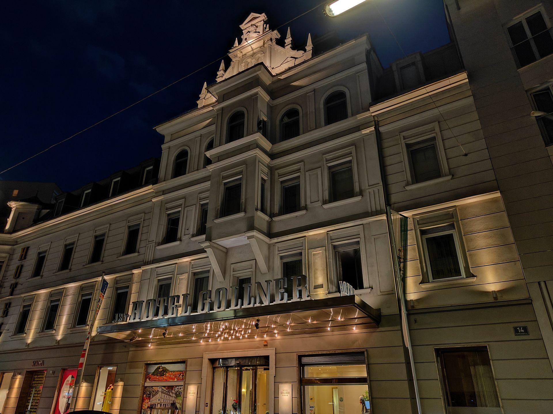 Ein großes Gebäude mit dem Wort Hotel darauf