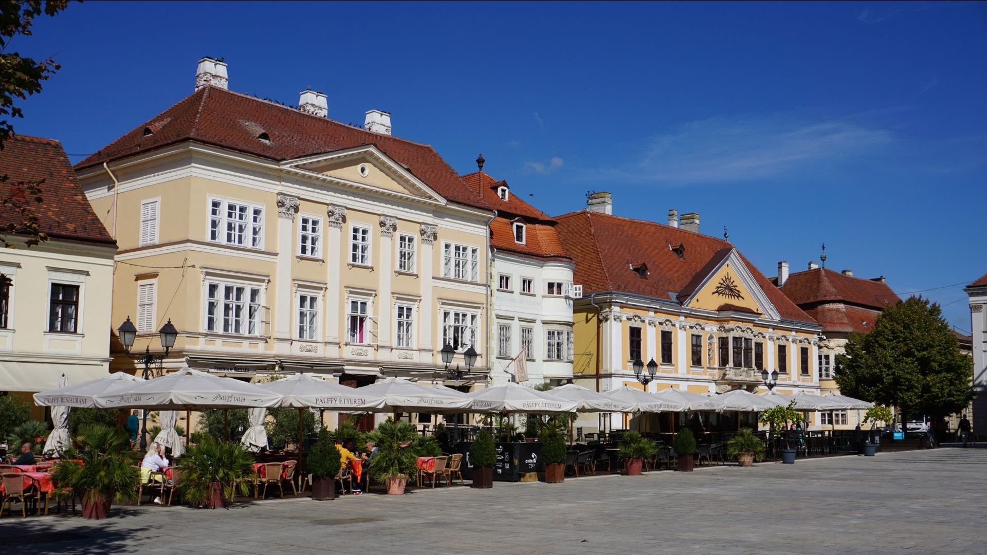 Gebäudefassaden in der Innenstadt von Györ, Ungarn