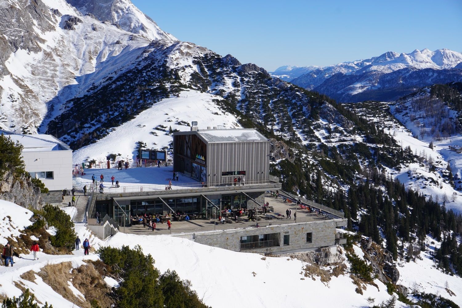 Ein großes Gebäude auf einem schneebedeckten Berg