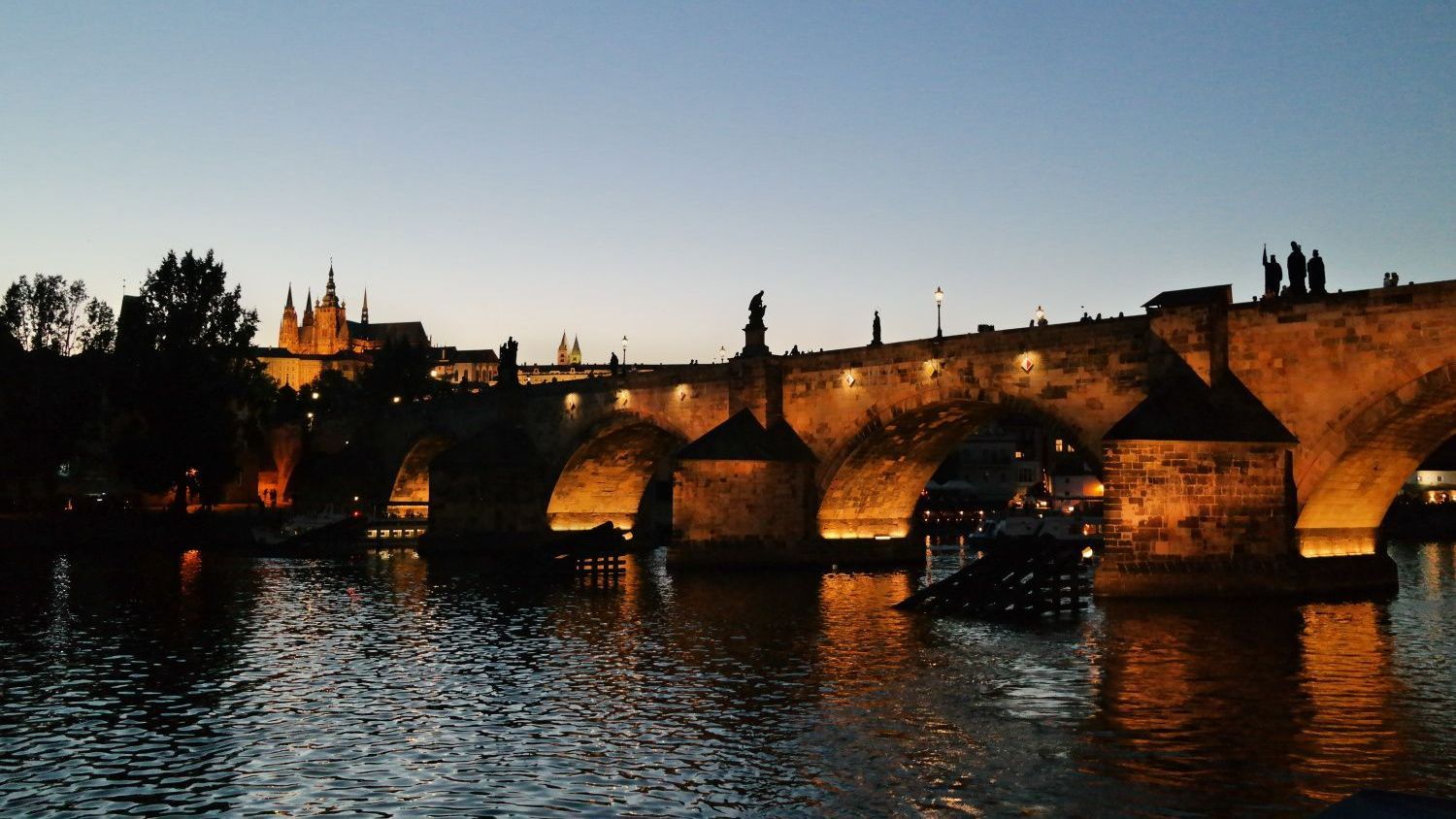 Karlsbrücke Prag mit Blick auf die Burg bei Dämmerung