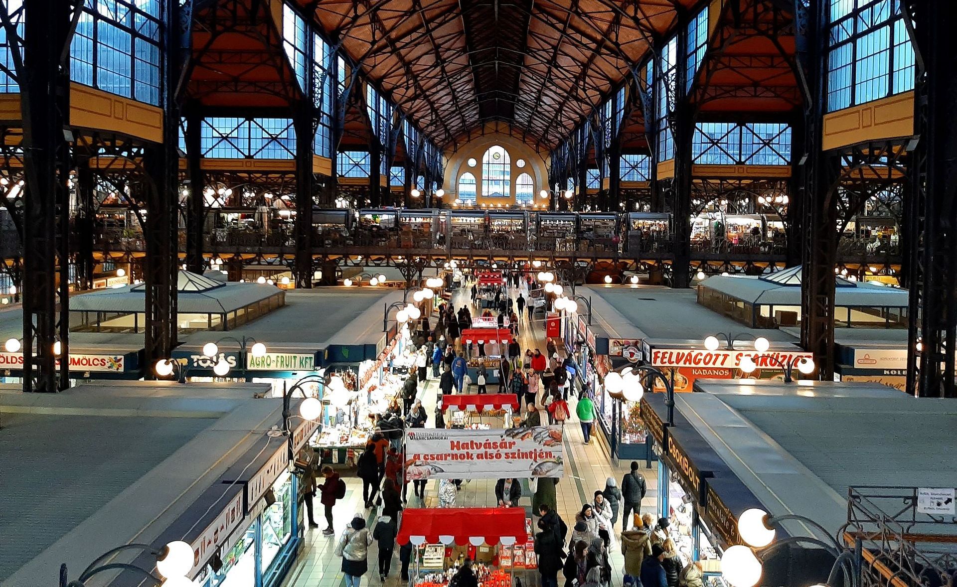 The inside of a large building with lots of people (Markthalle Budapest) 