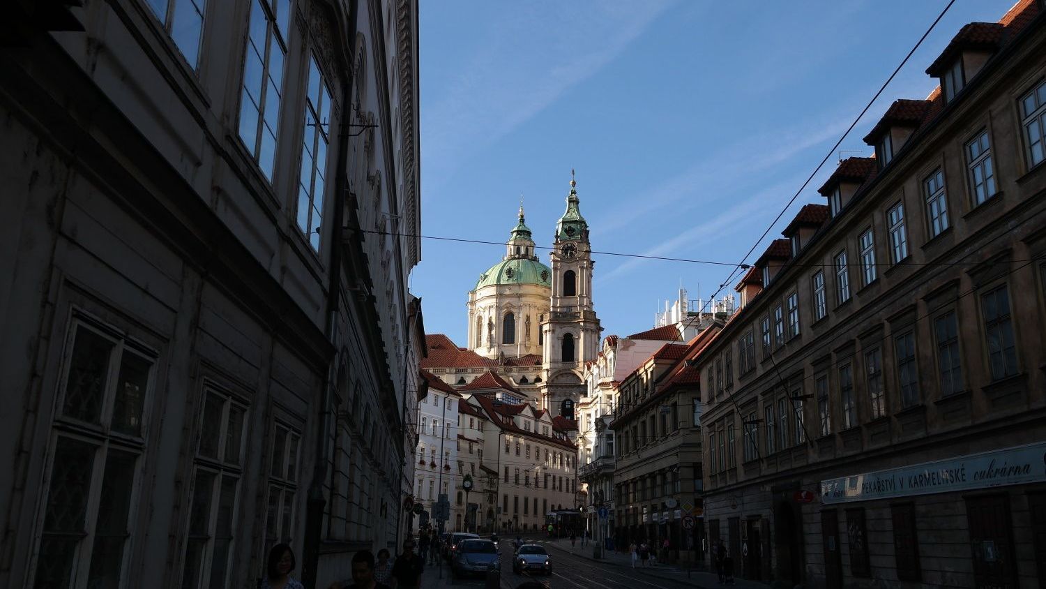 Kleine Seite in Prag mit Blick auf Kirche