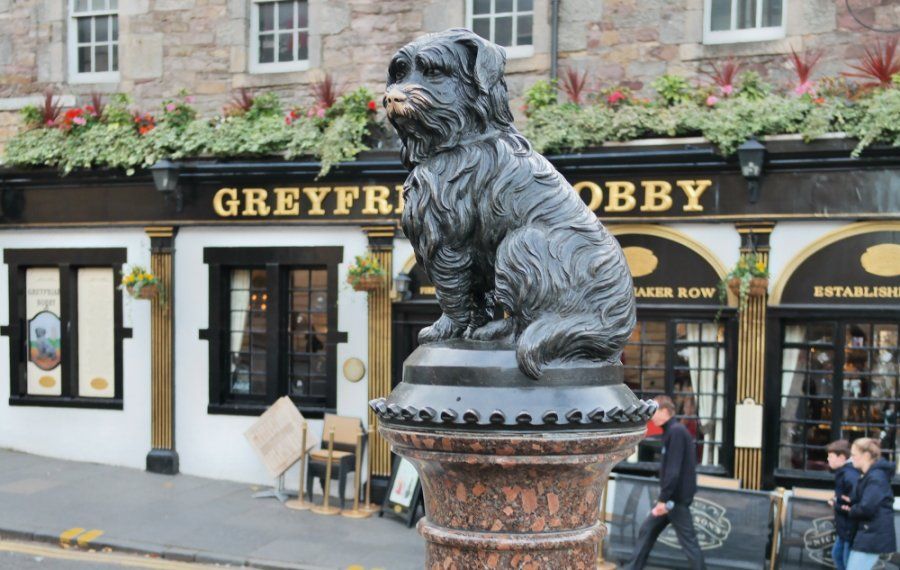 Greyfriars Kirkyard und Bobby, der treue Hund