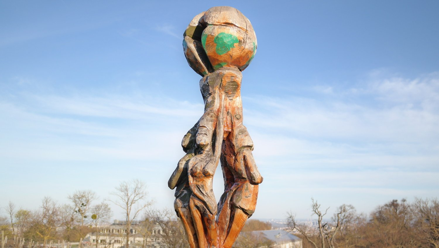 Skulptur am Himmel in Wien.