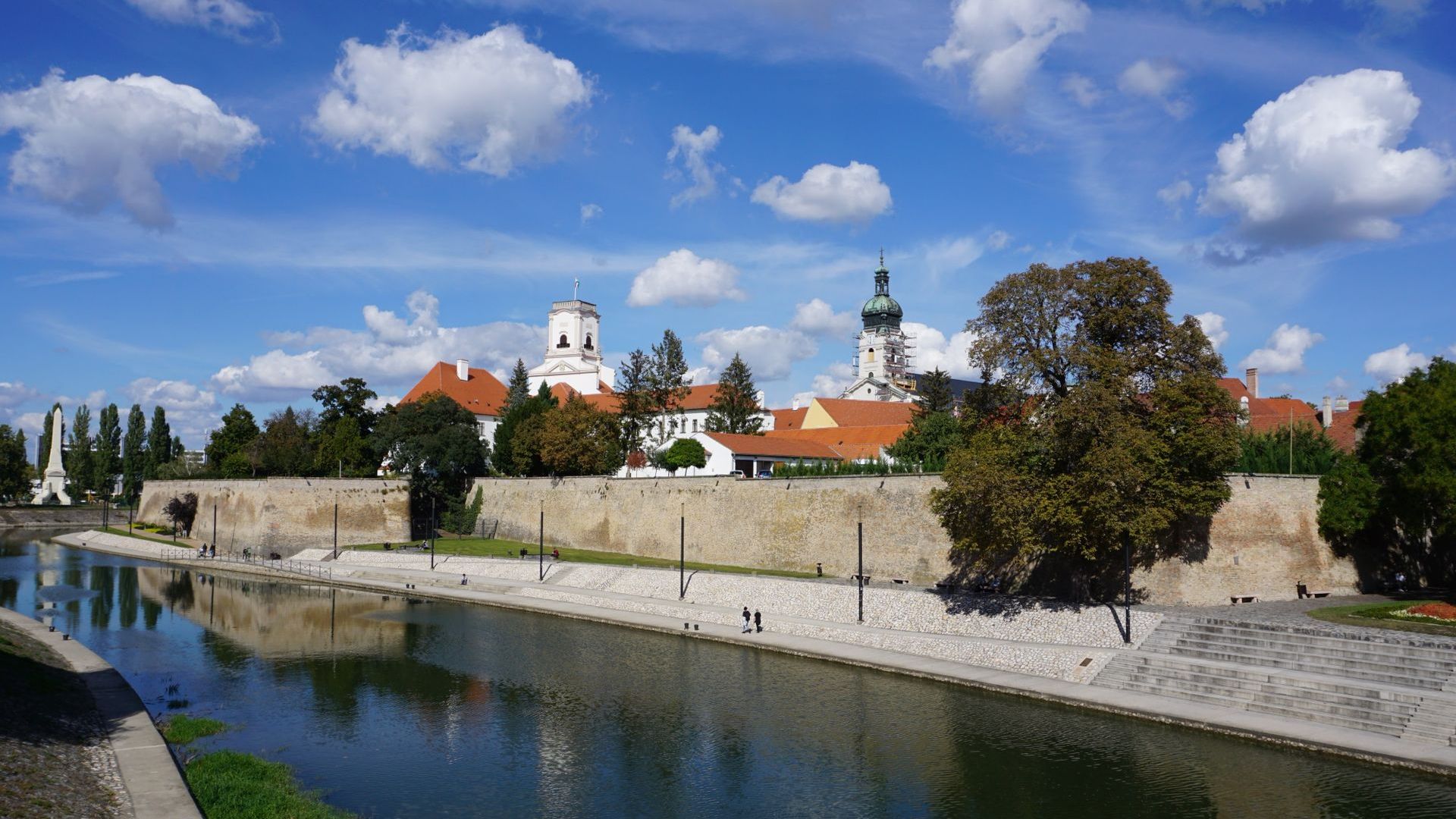 Stadtmauer Györ im Hintergrund  mit der Basilika und der Bischhofsburg