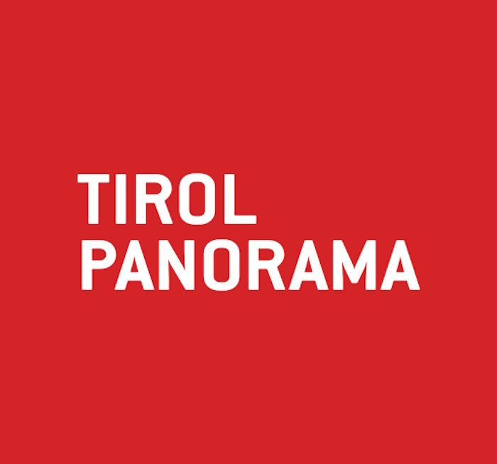 Tirol Panorama-Logo in weißer Schrift auf rotem Hintergrund.