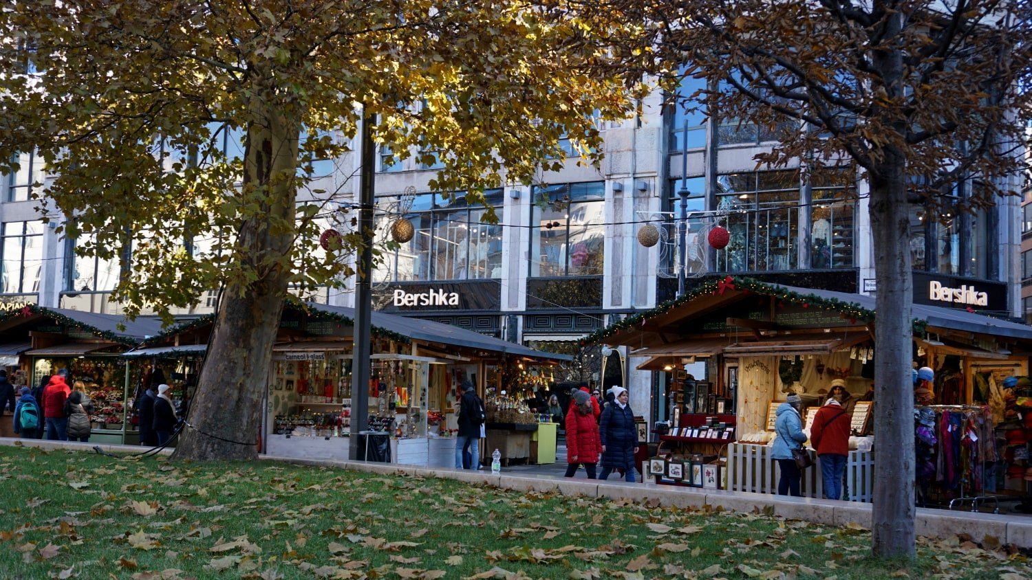 A row of shops with one that says bershka on it (Budapest Weihnachten)