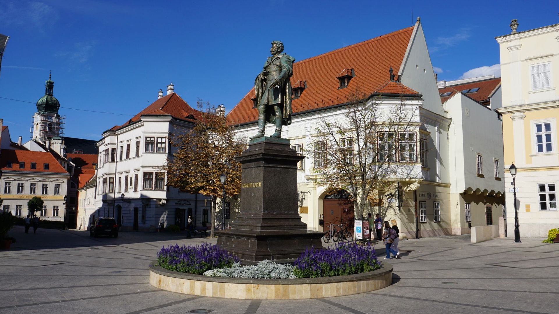 WienerTorPlatz Györ im Vordergrund eine Statue