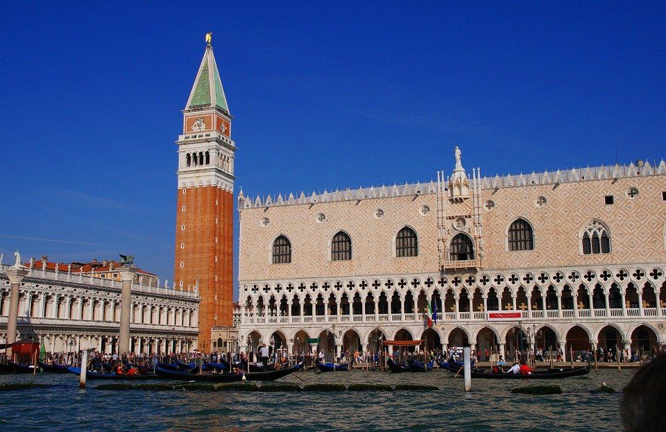 Markusturm und Dogenpalast in Venedig