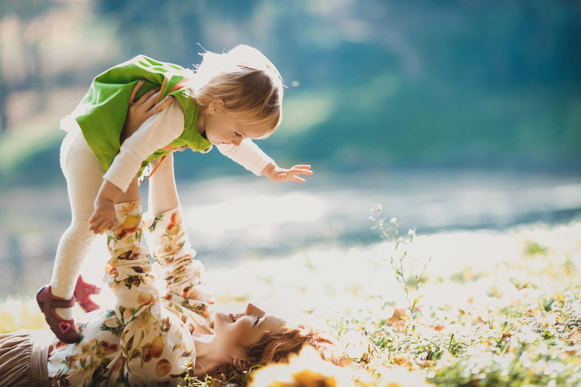 Mutter und Tochter im Gras liegend