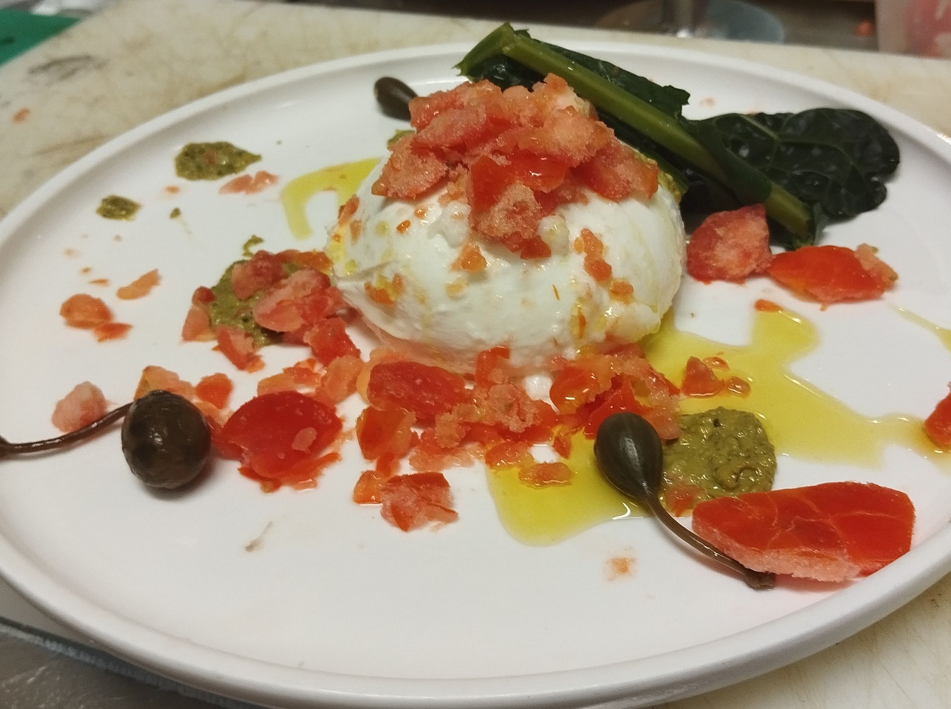 Burrata con granita di pomodoro e olio al basilico