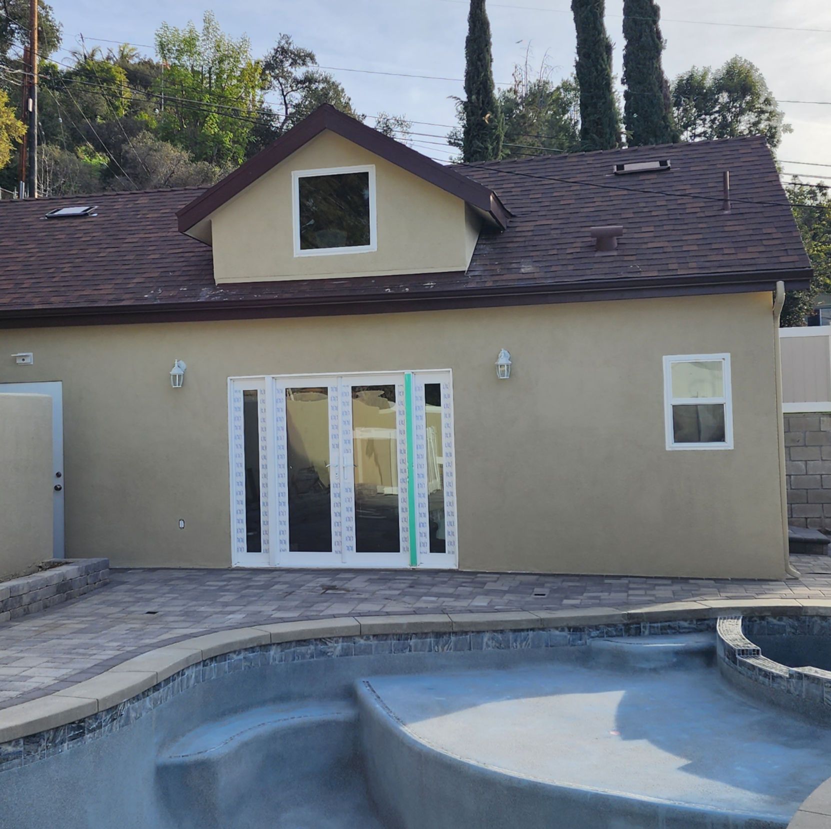 A house with a swimming pool in front of it