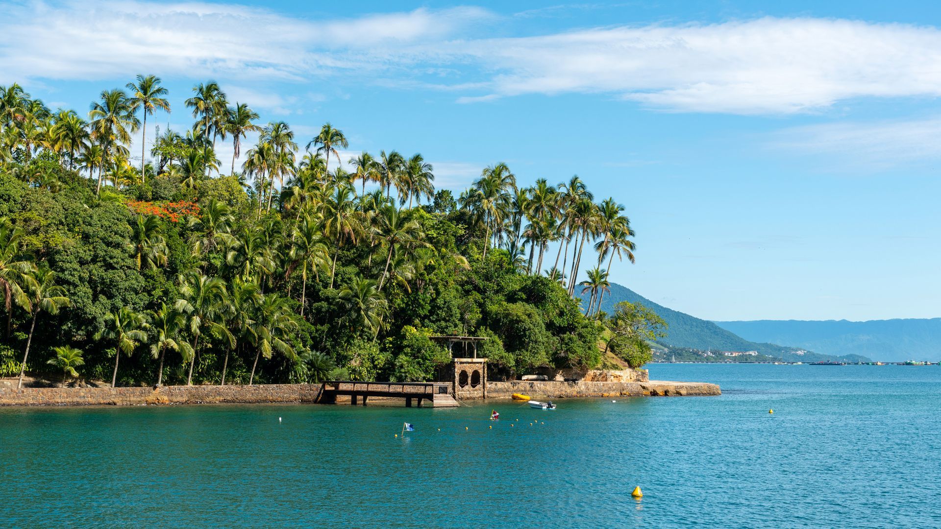 A Ilha das Cabras é um dos principais pontos de mergulho de Ilhabela, localizada próxima à costa, em frente à Praia das Pedras Miúdas. Suas águas cristalinas e rica vida marinha atraem mergulhadores de todos os