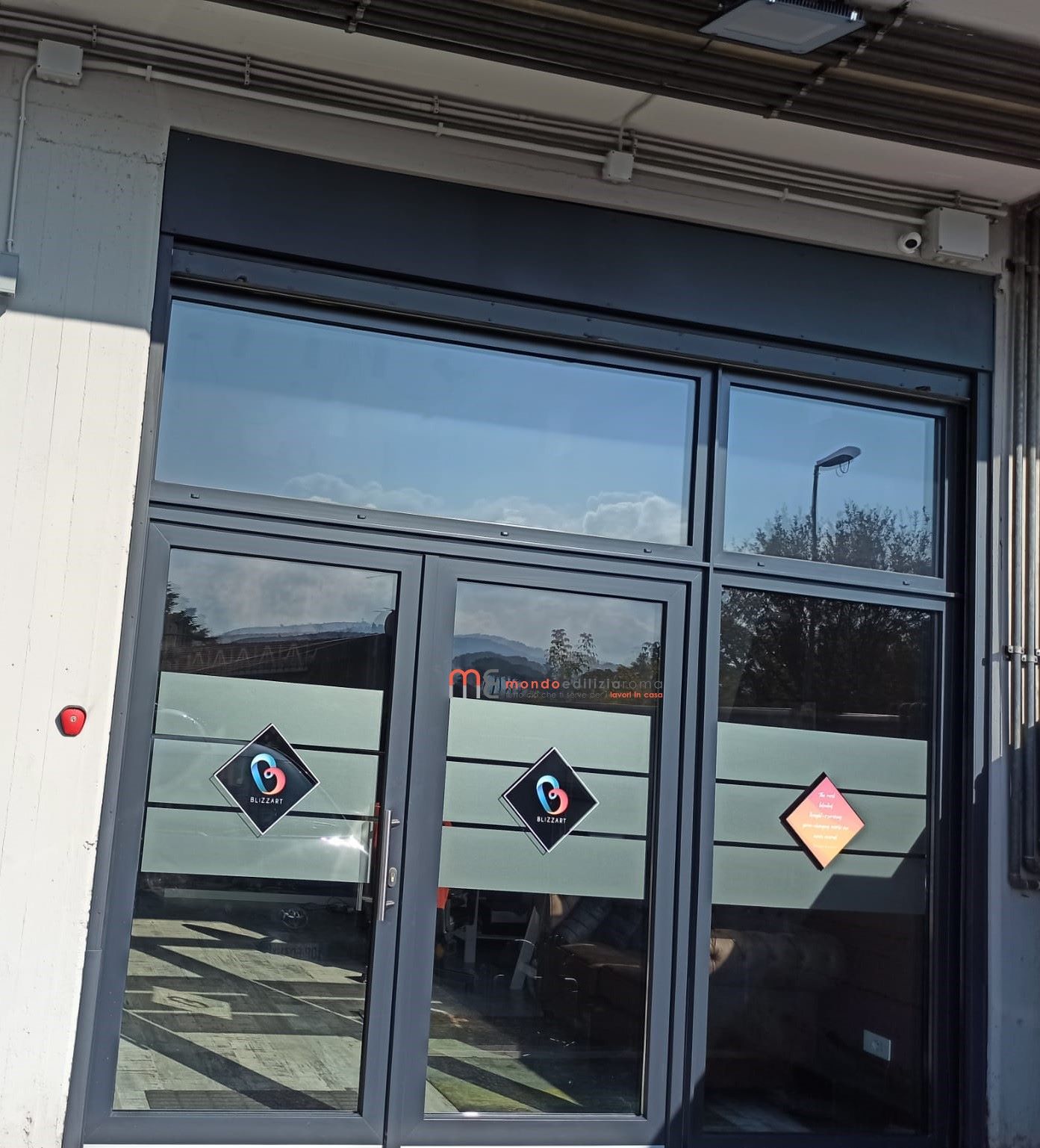 vetrina fotografata dall'esterno