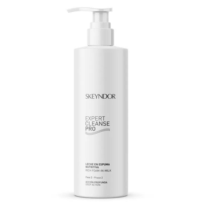 Una botella blanca de skeyndor expert cleanse pro sobre un fondo blanco.