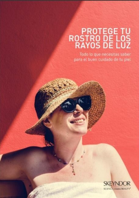 una mujer con sombrero de paja y gafas de sol sonríe
