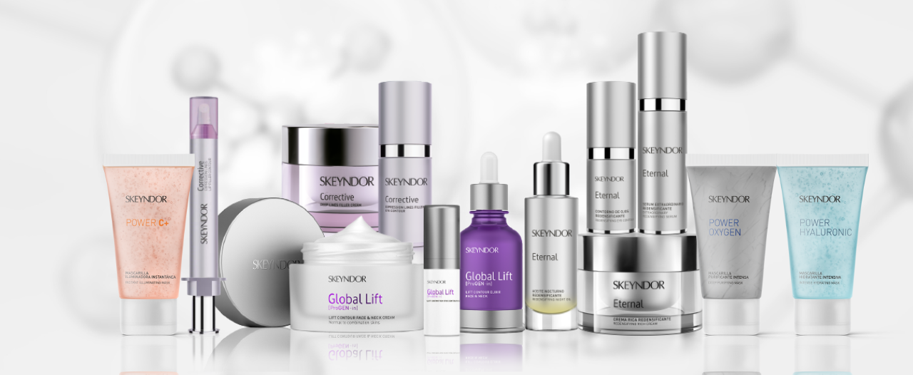 Un grupo de cosméticos colocados uno encima del otro sobre una mesa.