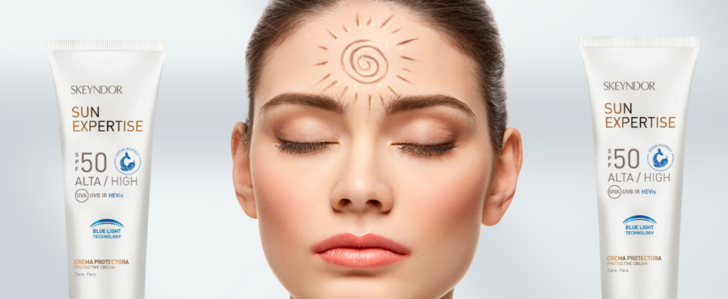 Una mujer con los ojos cerrados está parada junto a dos tubos de protector solar Sun Expertise