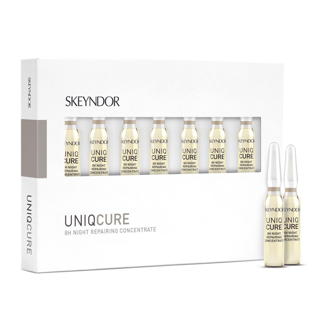 Una caja de ampollas skeyndor uniqcure sobre un fondo blanco.