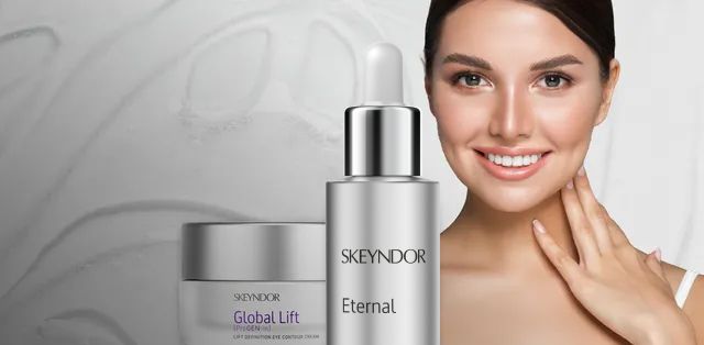 una mujer sonríe junto a una botella de cosméticos.