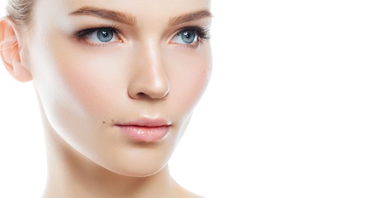un primer plano del rostro de una mujer sobre un fondo blanco.