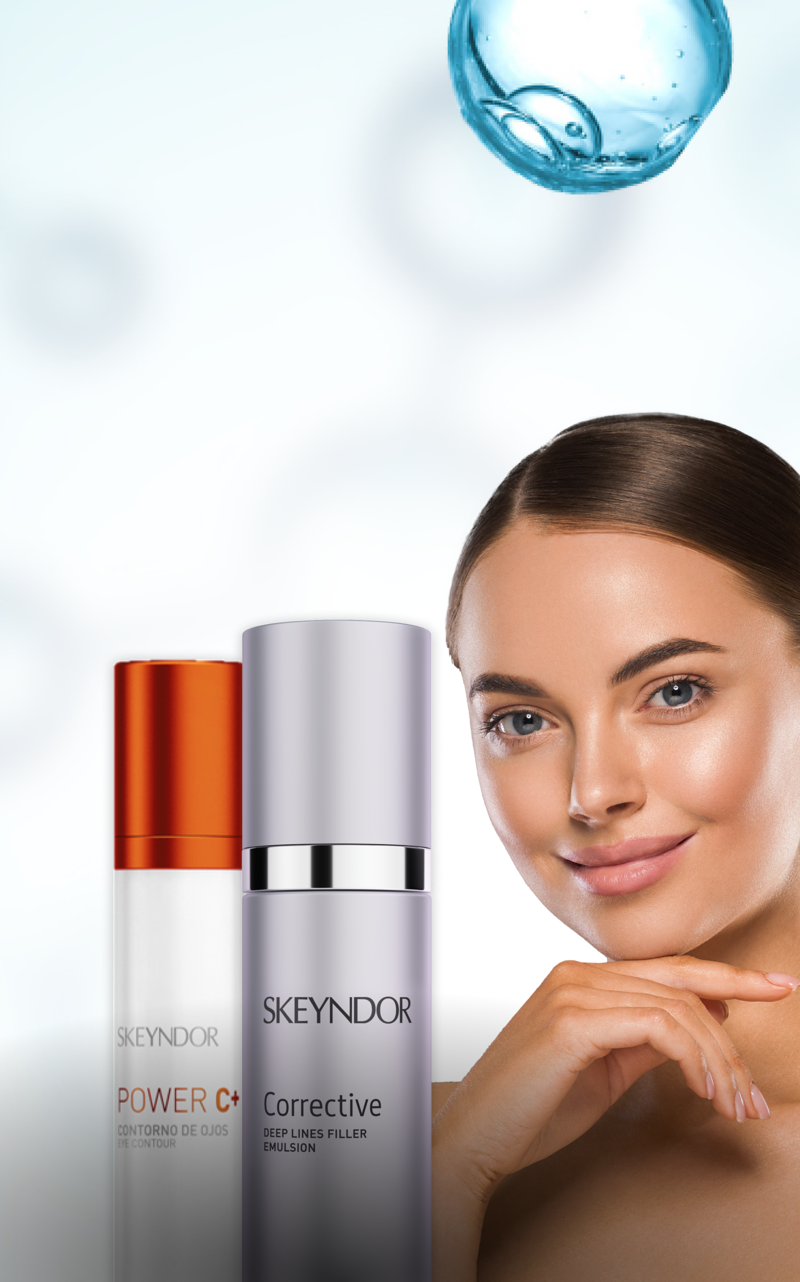 una mujer está parada junto a dos botellas de cosméticos.