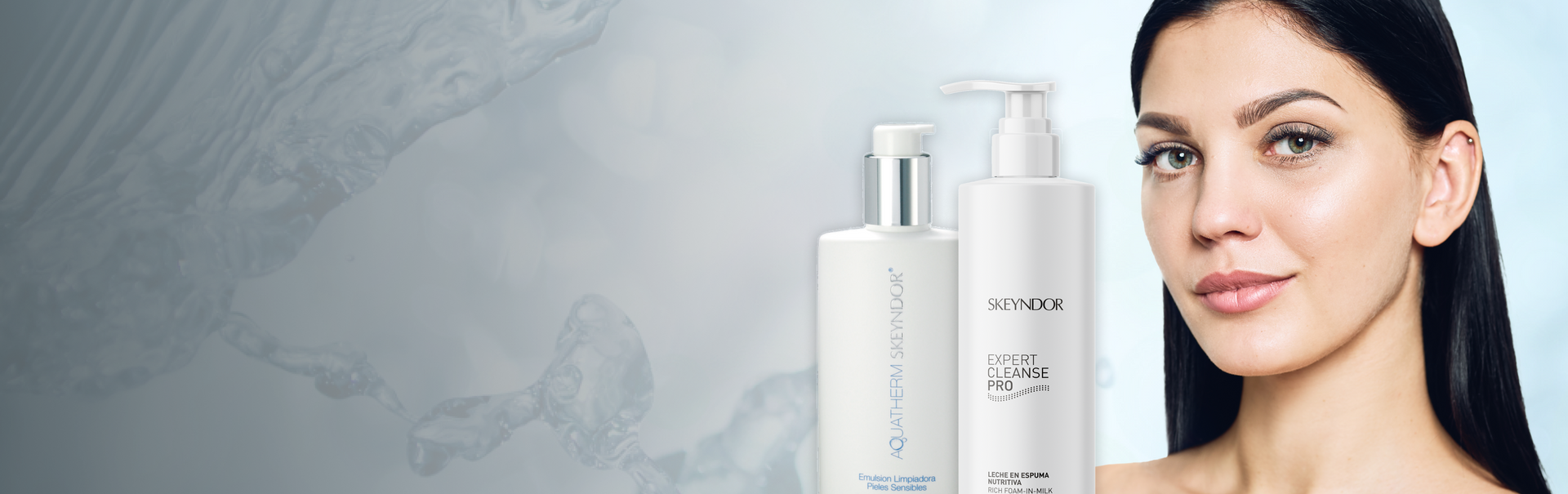 Una mujer está parada junto a dos botellas blancas de loción.