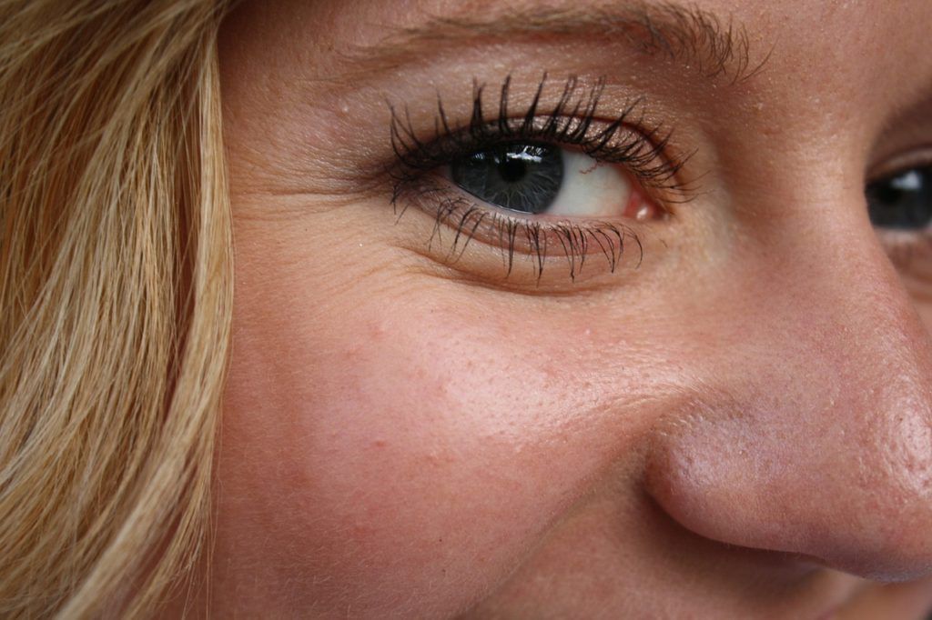 Un primer plano del ojo y la nariz de una mujer.