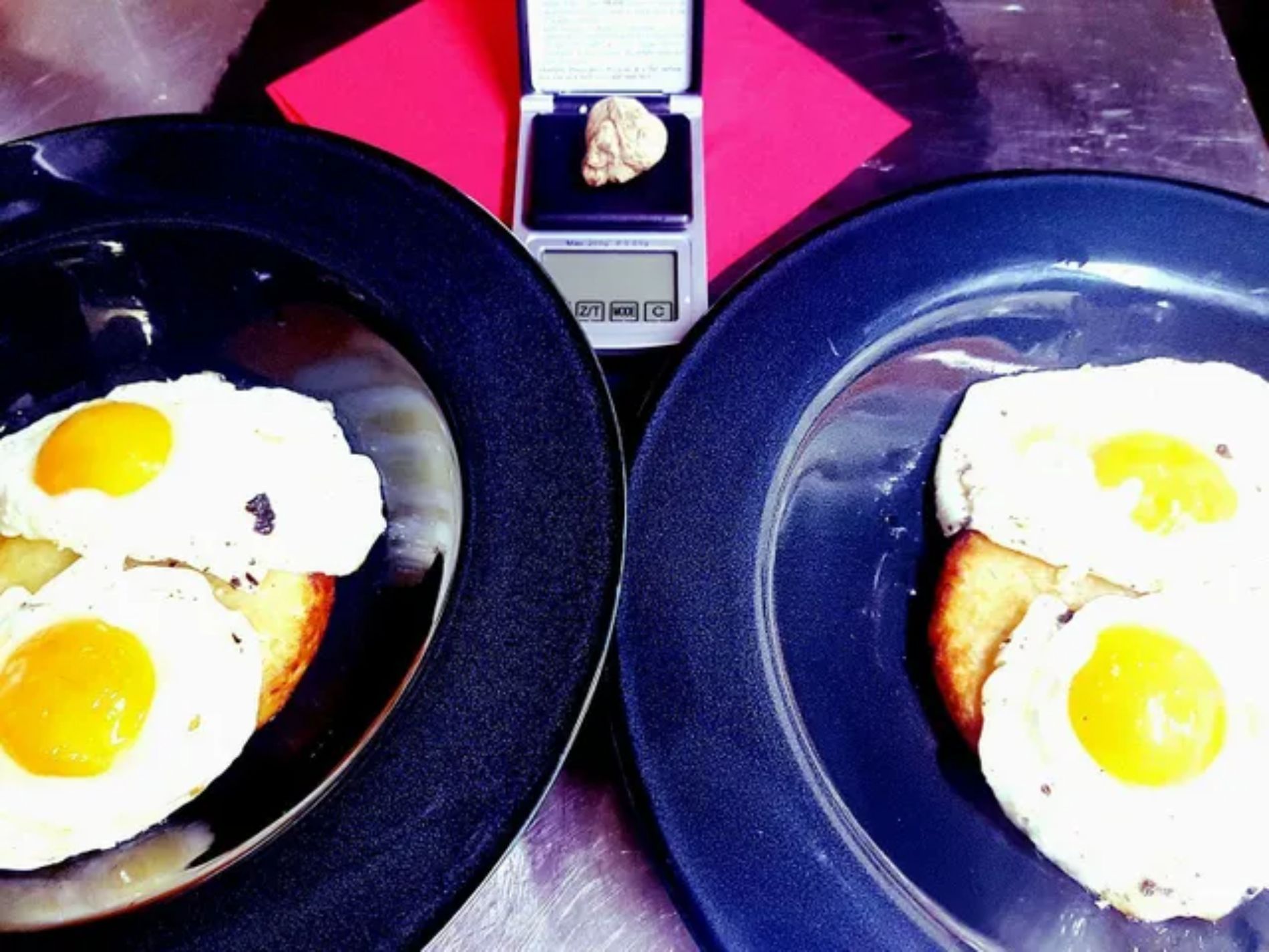 piatti con uova fritte