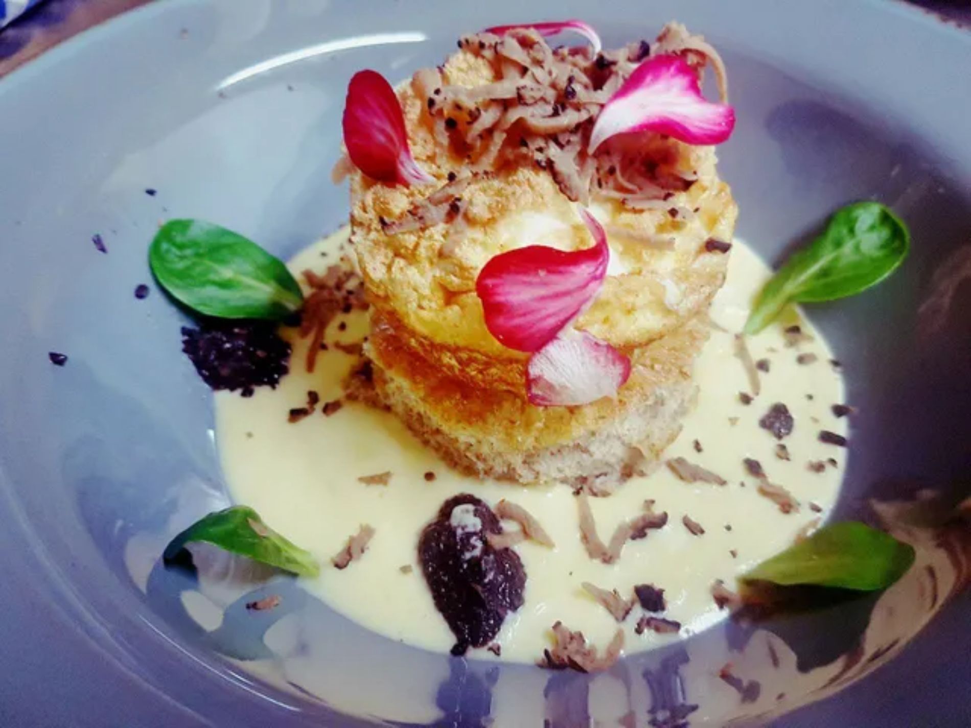 piatto a base di carne e formaggio locale