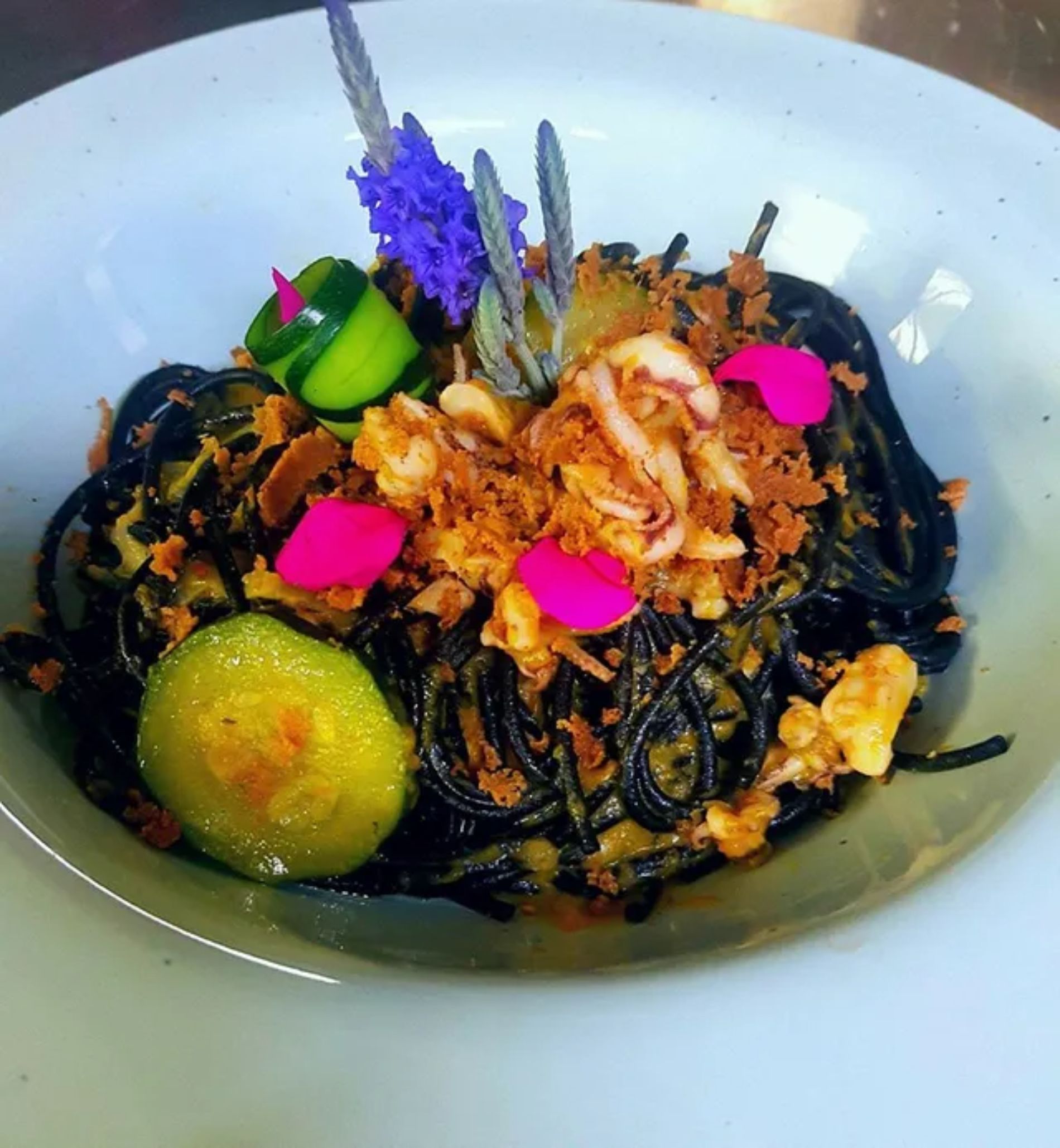 piatto di spaghetti al nero di seppia