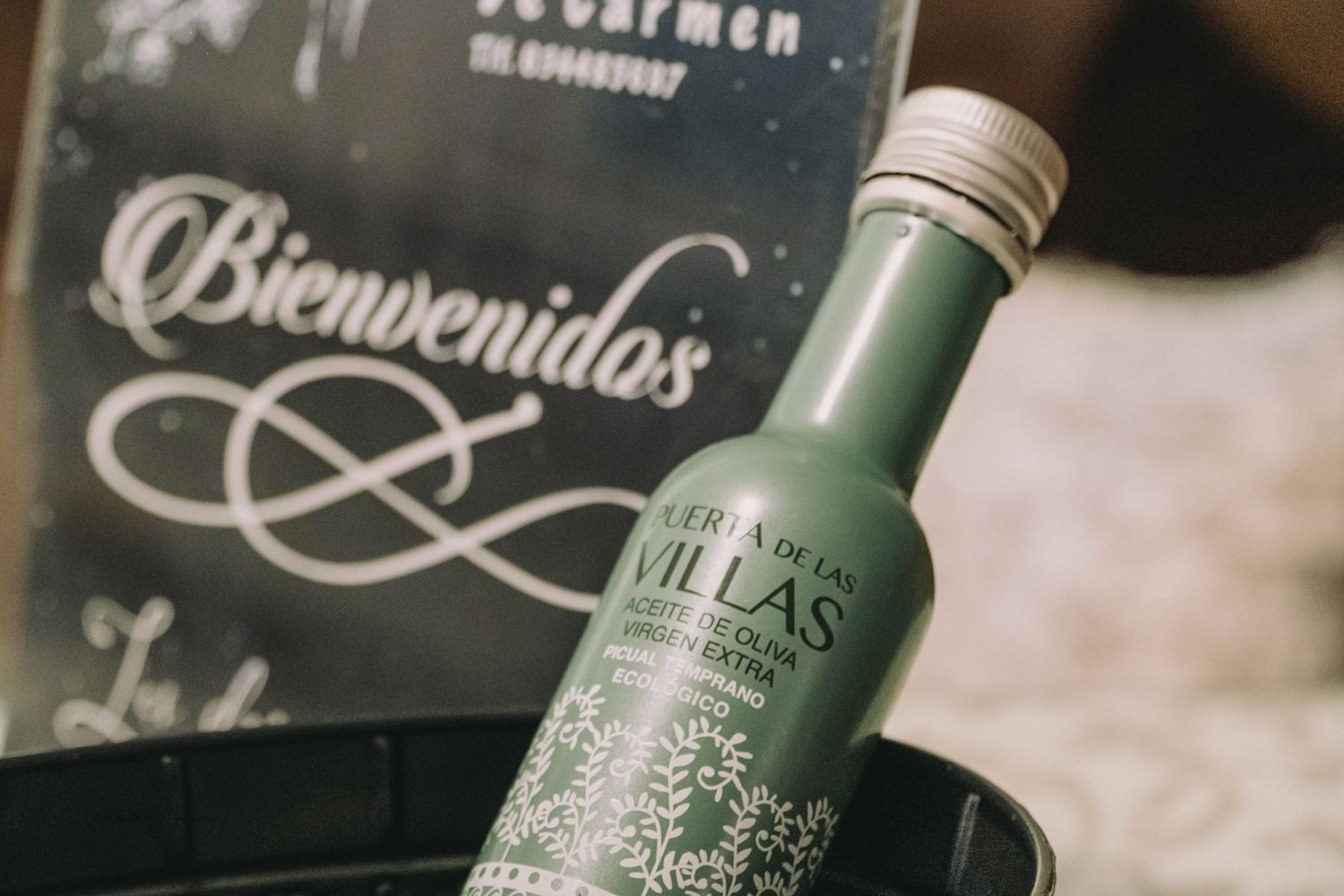 Una botella de aceite de oliva verde con el texto