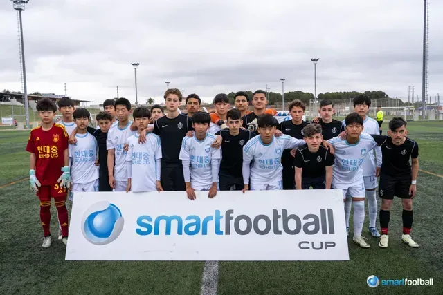 Youth soccer team poses with 