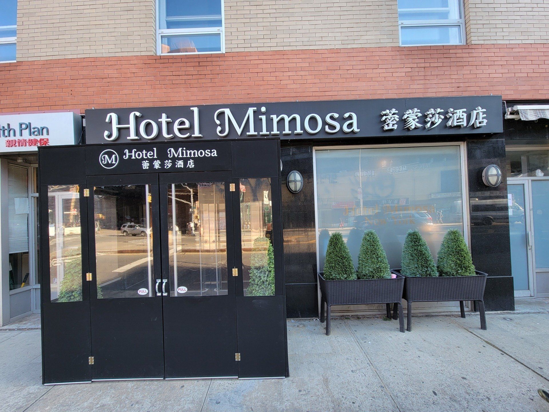 The hotel mimosa is located on a brick building