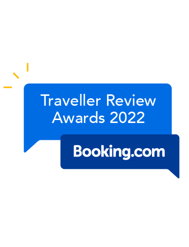 A blue speech bubble with the words `` traveller review awards 2022 '' on it.