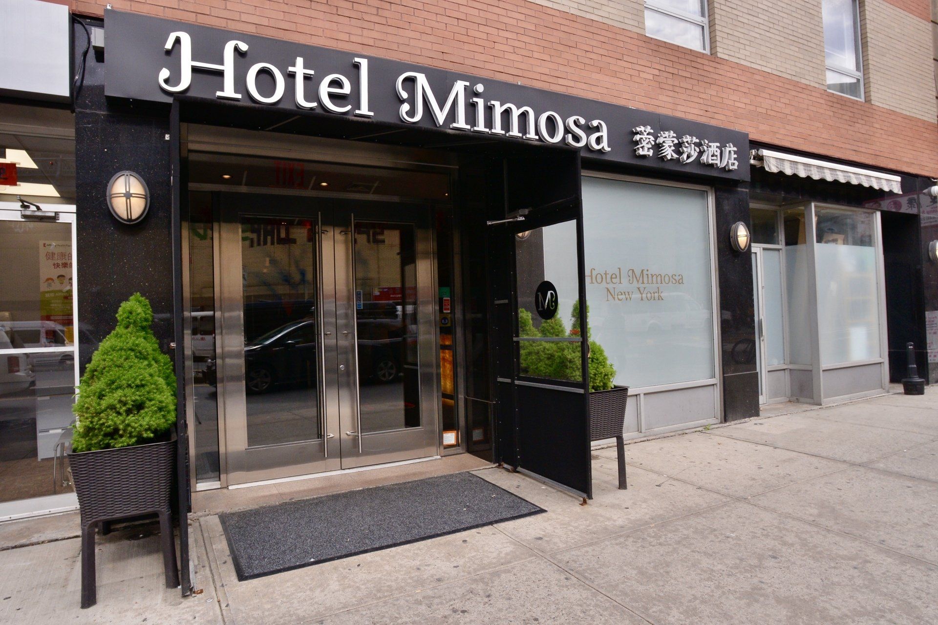 A hotel mimosa is located on a city street