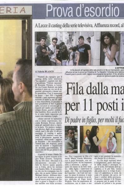 Ritaglio di giornale: persone in coda per un casting a Lecce per una serie TV, con titolo "Prima prova".