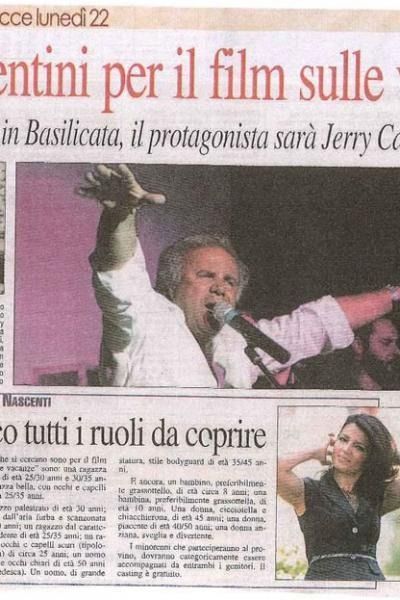 Ritaglio di giornale: il cantante Jerry Co si esibisce; casting per un film in Basilicata, Italia; una donna posa.
